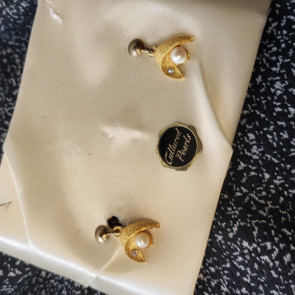 Vintage cultured pearl and gold clip on earrings set - Picture 3 of 8